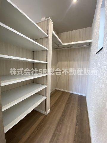 フロックスタウン中鴻池町A棟の収納|ご夫婦で使い分けのできるWICが2か所あります♪