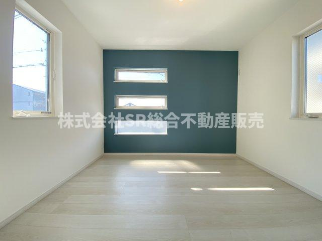 フロックスタウン中鴻池町A棟の子供部屋|3面採光のとても明るいお部屋です！アクセントクロスもオシャレです。