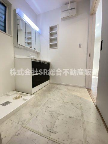 フロックスタウン中鴻池町A棟の脱衣所|室内洗濯機置場もある清潔感のある脱衣場です♪