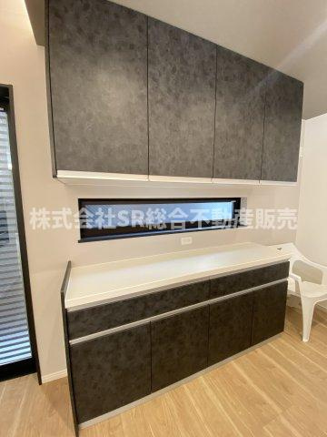 フロックスタウン中鴻池町A棟のキッチン|キッチンと統一感のあるカップボードもございます！