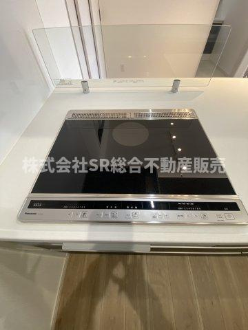 フロックスタウン中鴻池町A棟のキッチン|IH3口コンロ、グリル付きでお掃除も楽です♪