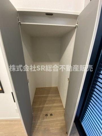 フロックスタウン中鴻池町A棟の収納|キッチンにはパントリーとして使える収納もあります！