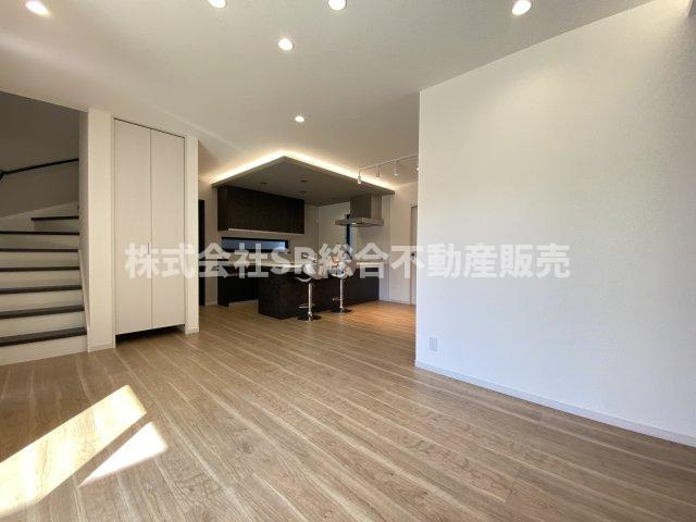 フロックスタウン中鴻池町A棟の居間・リビング|ご家族と毎日顔を合わせられる造りです！