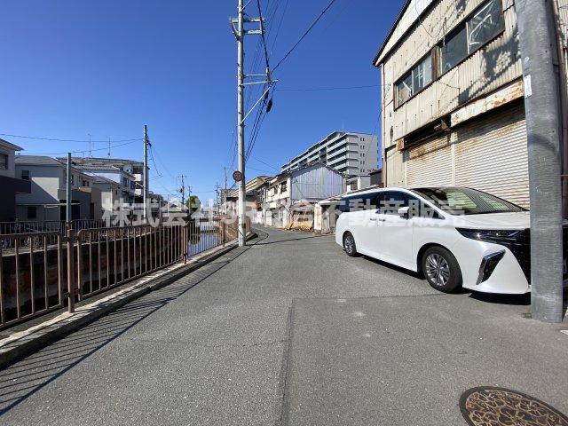 フロックスタウン中鴻池町A棟の前面道路含む現地写真|前道5.5ｍと広く駐車しやすいです！