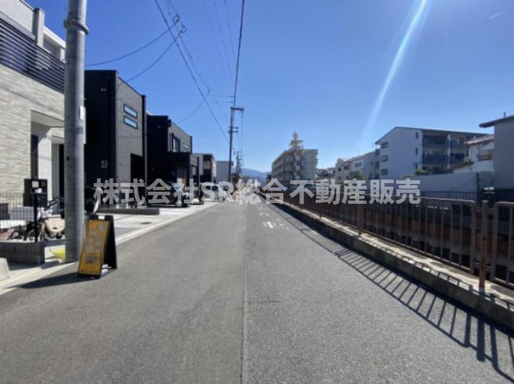 フロックスタウン中鴻池町A棟の前面道路含む現地写真|前面道路含む現地写真です