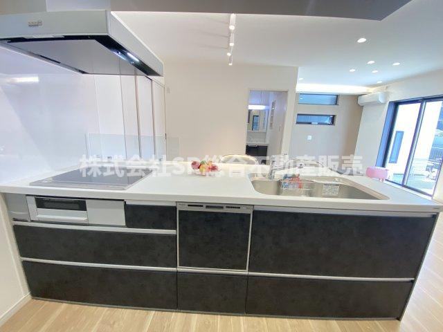 フロックスタウン中鴻池町A棟のキッチン|ご家族の様子を見ながら快適にお料理できます！