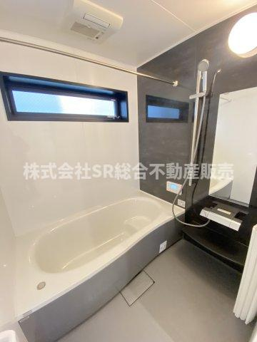 フロックスタウン中鴻池町A棟の浴室|足を伸ばしてゆったりと浸かれます♪