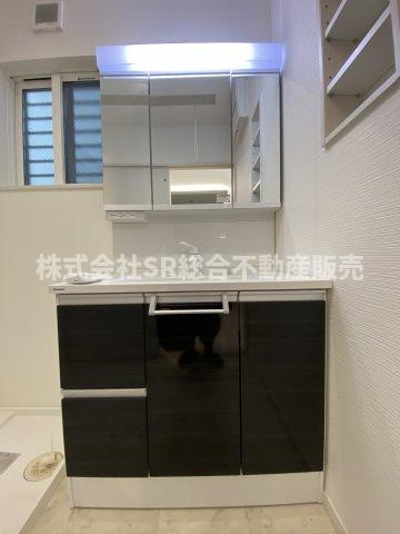 フロックスタウン中鴻池町A棟の独立洗面台|独立洗面台、鏡裏に小物を置くことができて便利です