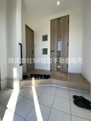 フロックスタウン中鴻池町A棟の玄関|玄関広めで使いやすいです！