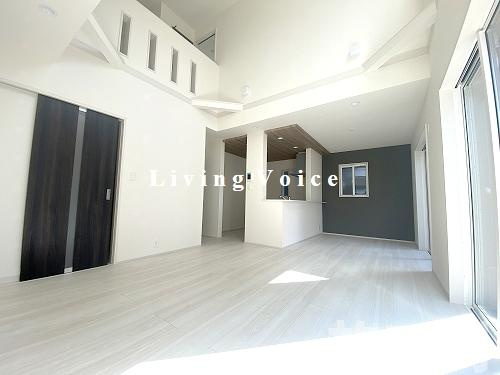 【居間・リビング】 | 【仲介手数料０円】秦野市千村1丁目　新築一戸建て　全3棟 | 秦野市千村1丁目　新築一戸建て　全3棟