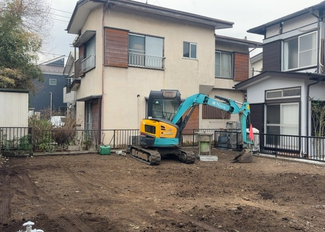 【バルコニー】 | バルコニーは、室外の専用スペースのうち、「屋根がなく開放された空間」であるものを指します。ベランダより広いタイプのものが多く、日当たりもよいため家庭菜園などを楽しみたい人にとって適した環境となります。
