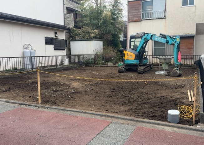 【外観】 | 現地に行くなら、物件の周囲の地形がどうなっているかを見ることも大切です。周辺より低くなっている土地では、大雨などで水が集まりやすいため、地盤が弱くなっているということも考えられるため、注意が必要です。
