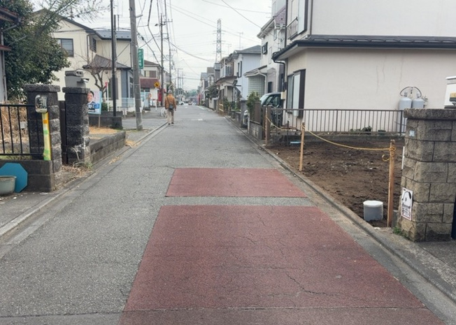 【前面道路含む現地写真】 | 道幅が狭い場所は比較的土地の値段が低いことが多く、また交通量が少ないため騒音が少なく静かな環境で過ごせます。また、小さいお子様がいるご家庭も安心です。一方で車の駐車が難しいというデメリットもあります。
