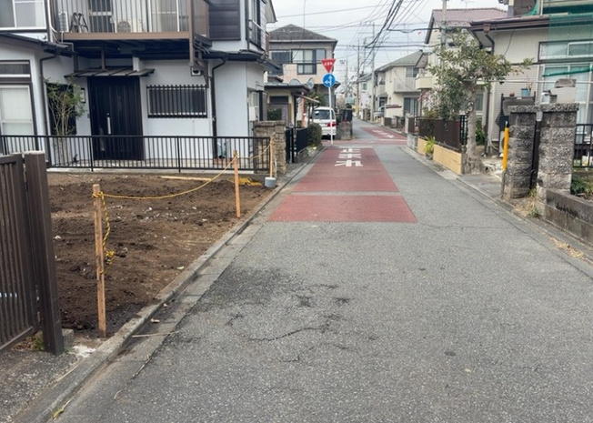 【前面道路含む現地写真】 | 道幅が広い場所は日当たりや風通が良好です。幅が広いのですれ違いも可能ですし大きな車でも駐車可能！一方で、大型車が通ることも多くなるため交通量の増加により騒音に繋がります。また土地の値段が高くなります。