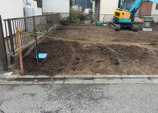 【駐車場】 | 車一台あたりに必要なスペースは、標準サイズの普通自動車で横幅2m50cm、長さ5mは必要になります。ただし、乗降のことも考慮して横幅3m30cm、長さ5m50cmほどは確保できるところを選びましょう。