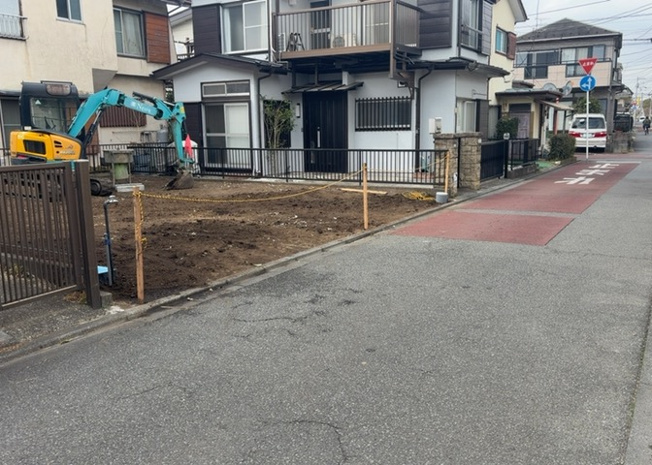 【前面道路含む現地写真】 | 住宅用の土地では前面道路に2m以上接していなければならないと法律で定められています。しかし、お持ちの車のサイズやライフスタイルなどにより、2mでは利便が悪い場合もございますので、事前に確認しましょう。