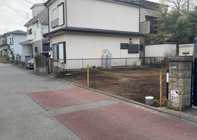 【前面道路含む現地写真】 | お持ちの車種によっては前面道路が広い方が便利でしょう。しかし、前面道路が広ければその分交通量が多くなるため、騒音などが気になる場合があります。実際に現地を見学し、周辺交通量や騒音などを確認しましょう！
