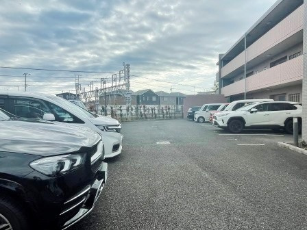 メイクネクストの駐車場