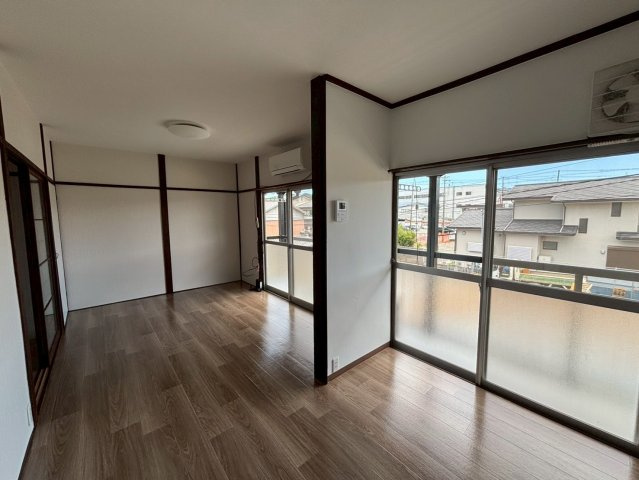 サバイブの居間・リビング