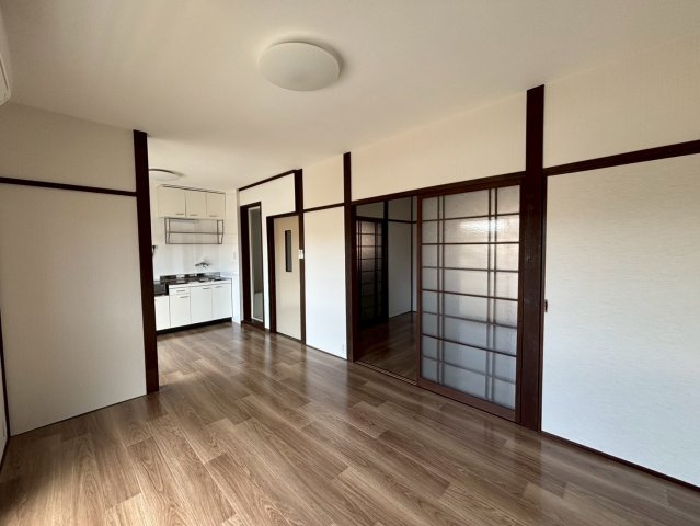 サバイブの居間・リビング