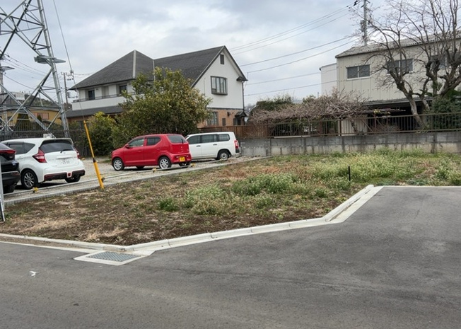 【外観】 | 土地購入を検討されている場合、境界杭がない状態で購入してしまうと境界確定測量をする必要があり、費用がかかります。購入の前に、売主、隣土地所有者立ち合いのもと境界を確定し境界杭を設置するのがベストです。