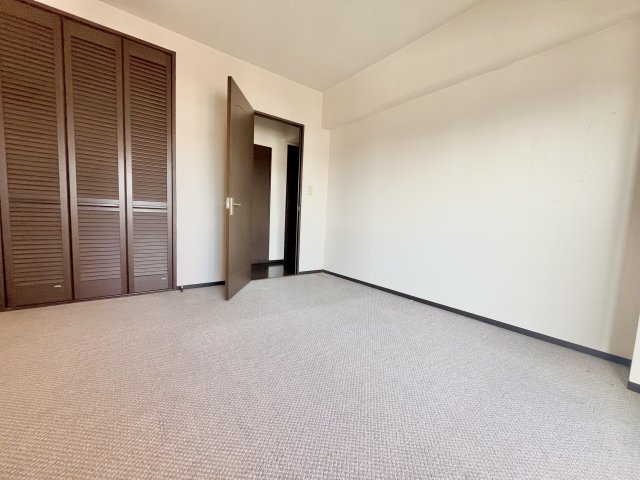 サンコーポ佐鳴台　中央区佐鳴台一丁目の洋室|各部屋に収納スペースがあります。