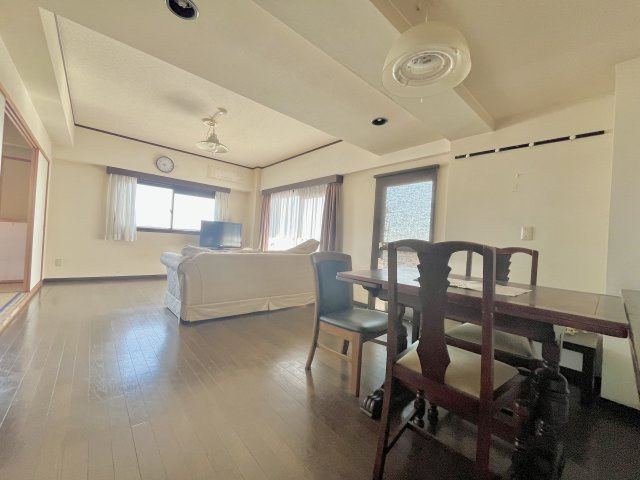 サンコーポ佐鳴台　中央区佐鳴台一丁目の居間・リビング|開放的なリビングで、ご家族との時間をゆっくり過ごせます。