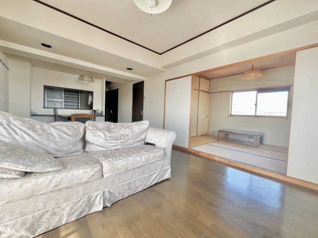 サンコーポ佐鳴台　中央区佐鳴台一丁目の居間・リビング|開放的なリビングで、ご家族との時間をゆっくり過ごせます。