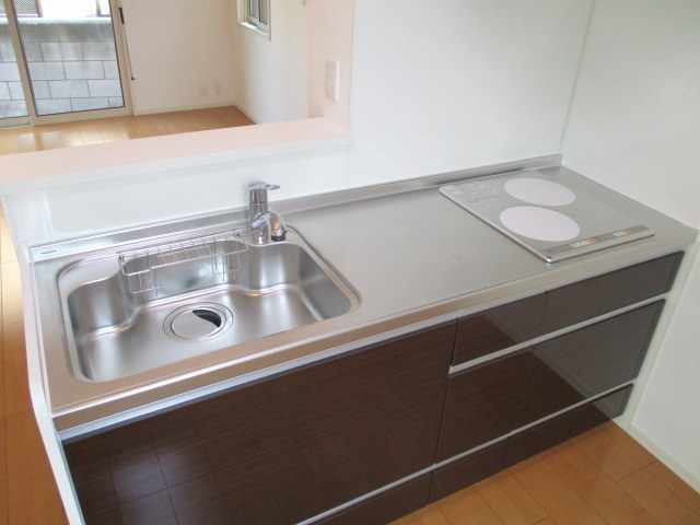 グレイスの内装|料理の幅も広がるＩＨ２口システムキッチン