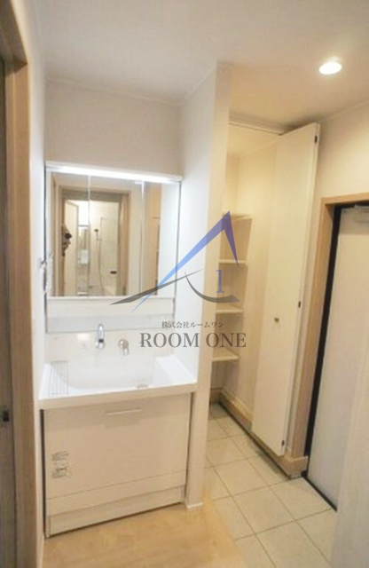 リバティ大泉学園の洗面所|独立洗面台です。