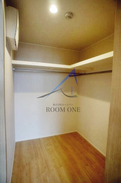 リバティ大泉学園の収納|ウォークインクローゼットです。