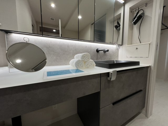 鏡が5面ついている洗面台です！