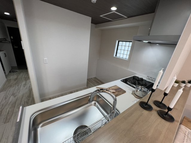 キッチンに窓付きで明るいです！