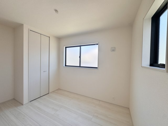 中央区和地山の洋室|2F 約5.6帖の洋室は2面採光で明るくお子様のお部屋にいかがでしょうか☆
