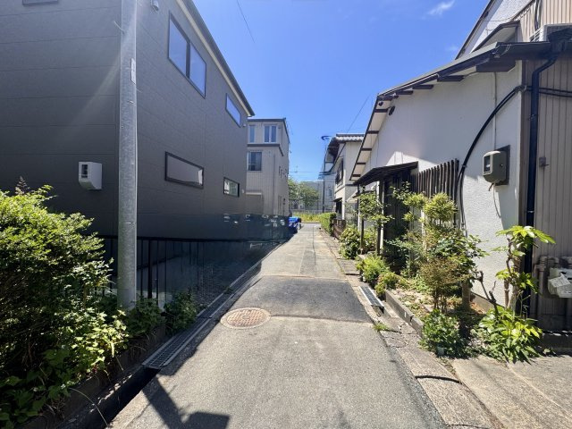 中央区和地山の前面道路含む現地写真|前面道路を南側を向いて撮影しました。