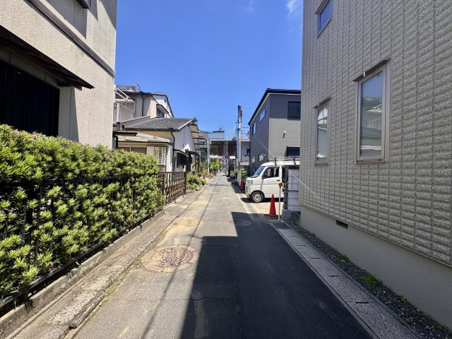 中央区和地山の前面道路含む現地写真|前面道路を北側を向いて撮影しました。