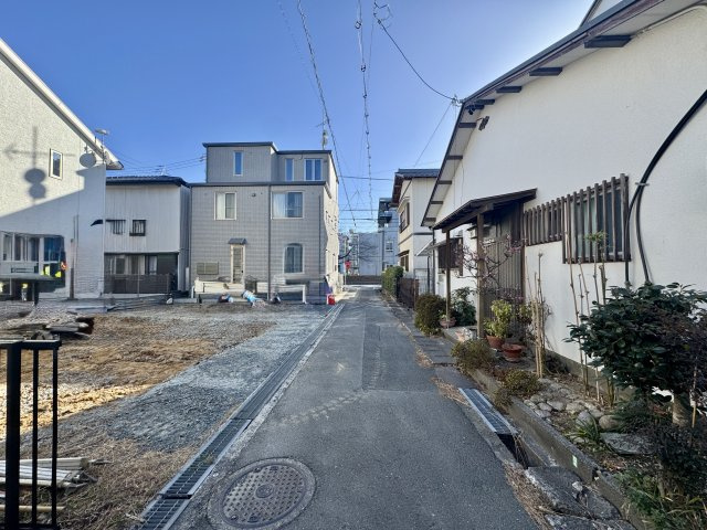 中央区和地山の前面道路含む現地写真|前面道路を南側を向いて撮影しました。