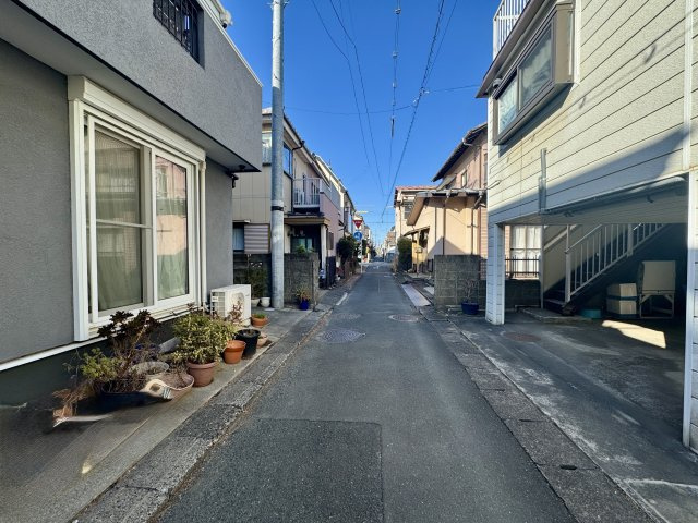 中央区和地山の前面道路含む現地写真|前面道路を北側を向いて撮影しました。