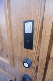 【防犯設備】 | 【仲介手数料無料！！】府中市若松町3丁目　新築戸建て（全3棟）2号棟　5990万円 | 玄関扉はカードキー対応