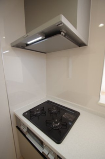 【キッチン】 | 【仲介手数料無料！！】府中市若松町3丁目　新築戸建て（全3棟）2号棟　5990万円 | フラット型レンジフード