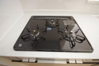 【キッチン】 | 【仲介手数料無料！！】府中市若松町3丁目　新築戸建て（全3棟）2号棟　5990万円 | 3口コンロ