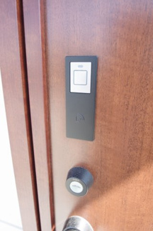 【防犯設備】 | 【仲介手数料無料！！】府中市若松町3丁目　新築戸建て（全3棟）3号棟　6390万円 | 玄関扉はカードキー対応