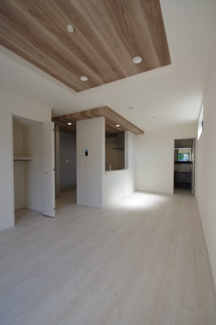 【居間・リビング】 | 【仲介手数料無料！！】府中市若松町3丁目　新築戸建て（全3棟）3号棟　6390万円