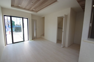 【居間・リビング】 | 【仲介手数料無料！！】府中市若松町3丁目　新築戸建て（全3棟）3号棟　6390万円