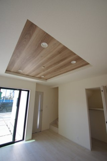 【居間・リビング】 | 【仲介手数料無料！！】府中市若松町3丁目　新築戸建て（全3棟）3号棟　6390万円 | 折り上げ天井