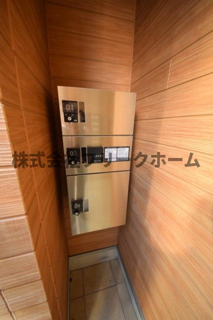 三鷹市下連雀４丁目のアパートのエントランス