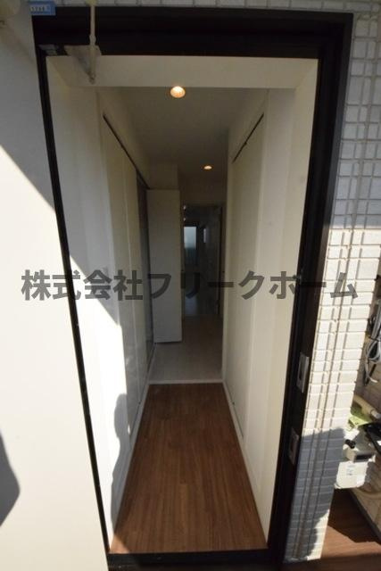 三鷹市下連雀４丁目のアパートの玄関