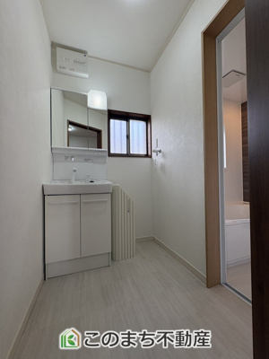 【洗面所】 | 小山市羽川再生住宅　１ | 伸びるホースの洗面台☆窓があるので洗面室の換気も良好です☆