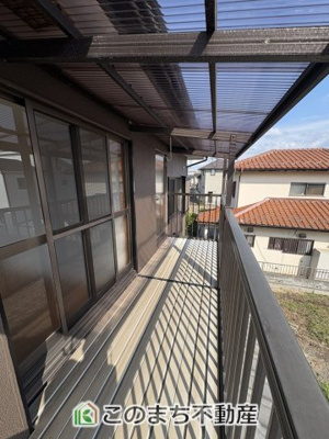 【バルコニー】 | 小山市羽川再生住宅　１ | 多少の雨でも安心の屋根付きバルコニー♪