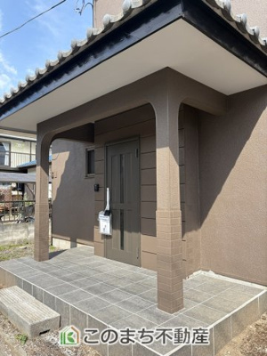 【エントランス】 | 小山市羽川再生住宅　１ | 雨の日の施錠＆開錠も安心の玄関ポーチ☆